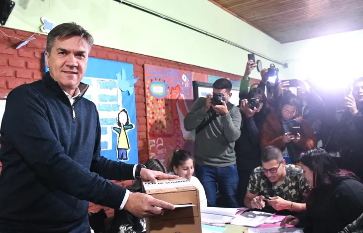 el-legislador-provincial-radical-leandro-zdero-al-emitir-su-voto-una-escuela-la-ciudad-resistencia