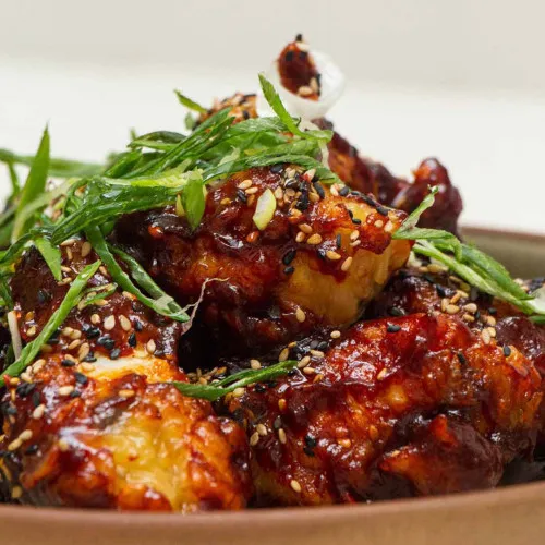 Pollo frito con salsa picante coreano