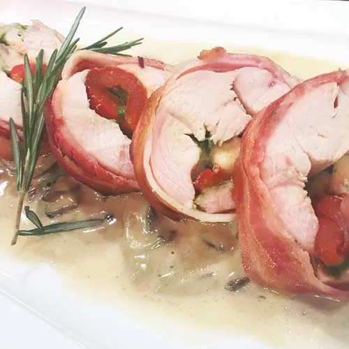 pechugas-rellenas-envueltas-en-panceta-con-salsa-de-mostaza-y-vegetales-salteados.5929