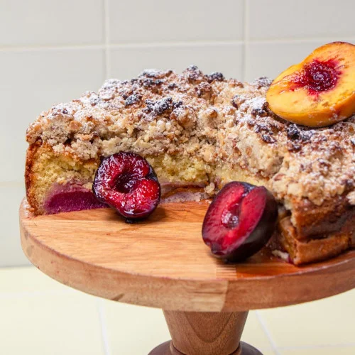 Torta escondida de durazno y ciruela