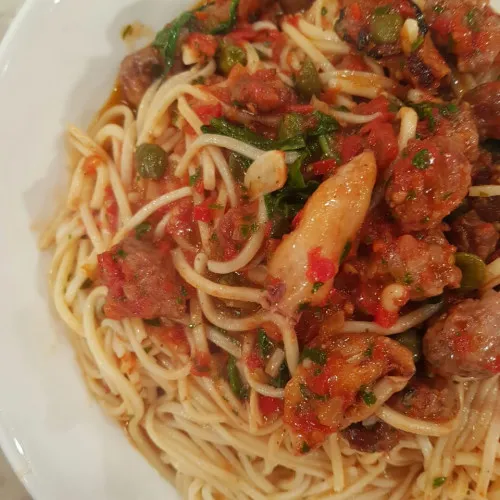 Tallarines con chipirones y salchicha parrillera