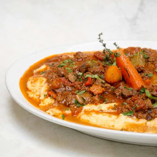 Polenta cremosa con estofado