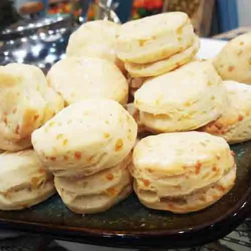 bizcochitos-hojaldrados-de-grasa-y-queso.4858