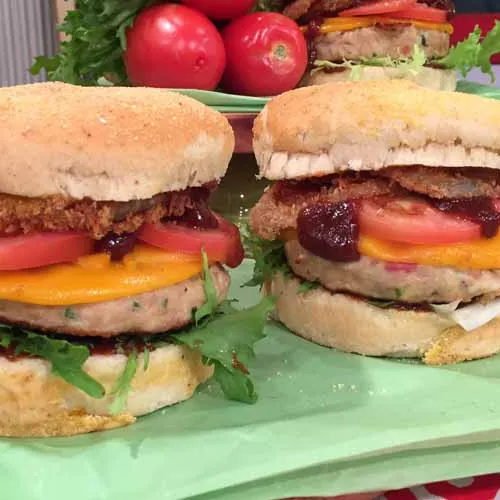 hamburguesa-de-pollo-y-panceta-con-aros-de-cebolla.4961