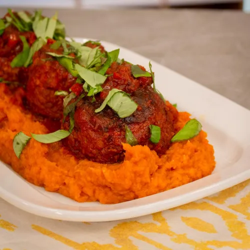 Albóndigas de pollo y lentejas con puré