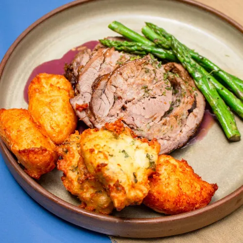 TAPA DE ASADO ENROLLADA, CROQUETAS DE PAPA Y ESPÁRRAGOS