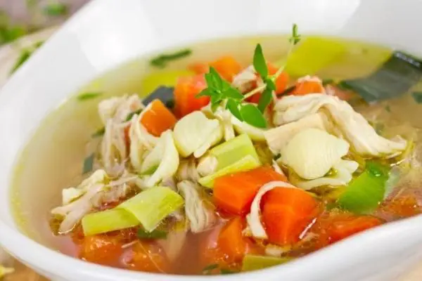 receta-caldo-de-pollo-con-verduras