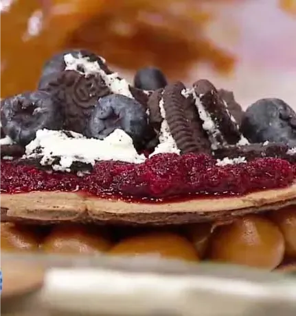 pancakes-de-chocolate-rellenos-con-dulce-de-leche-y-frutos-rojos