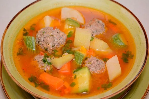 caldo-de-albondigas-con-verduras