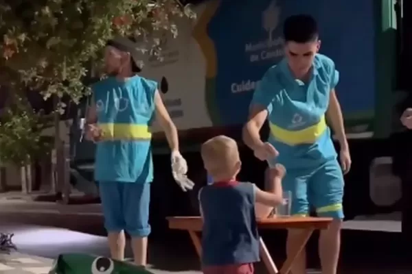 600x400_cordoba-nino-le-entrega-agua-fresca-recolectores-residuos-976398-172853