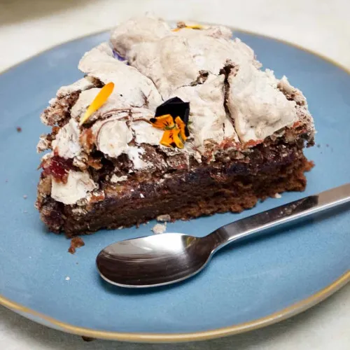 TORTA BROWNIE CON MERENGUE DE AVELLANAS