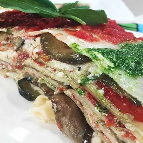 lasagna-fria-de-ricota-con-pesto-de-rucula-y-salsa-de-morron-rojo.6658