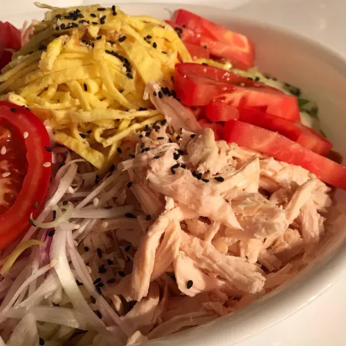 Ensalada Asíatica con Pollo, Pastas y Crepes