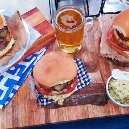 hamburguesas-criollas-con-provoleta-y-pepinillos.4780