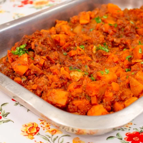 Carne a la cacerola con papas, boniato y arvejas