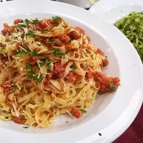 tallarines-al-huevo-con-bolognesa-y-pesto-argentino.4563
