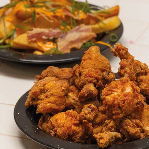 pollo frito y papas chedar