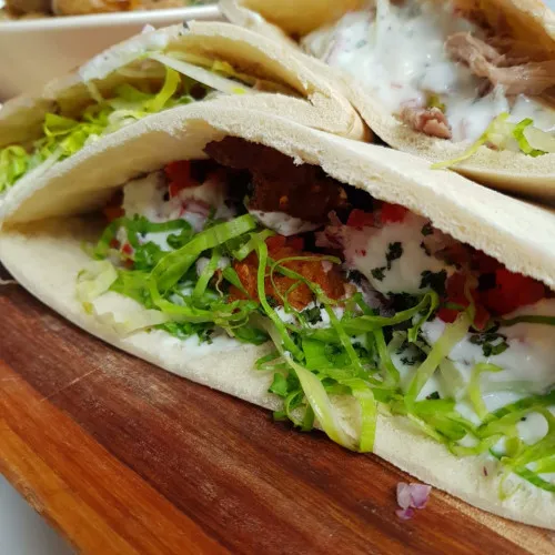 Pan árabe con aderezos