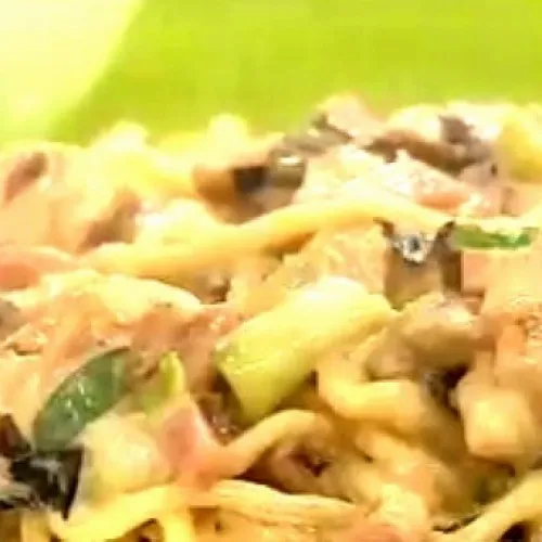 fideos-cortados-a-cuchillo-con-variedad-de-salsas.2622