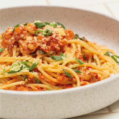 Spaghetti con salsa de pesto y tomate