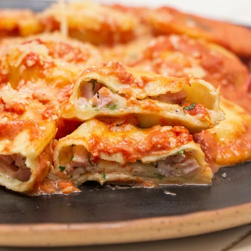 Sorrentinos de jamón y queso con salsa rosa