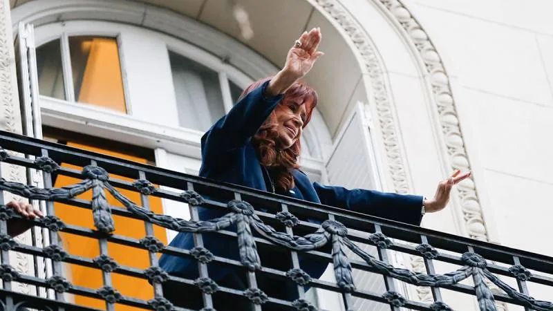 Cristina-Fernandez-en-el-balcon-de-constitucion-foto-Antonio-Becerra