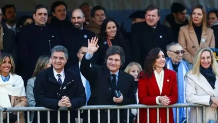 milei_y_sus_padres_x1x_1_crop1720548126558.jpg_1833193316