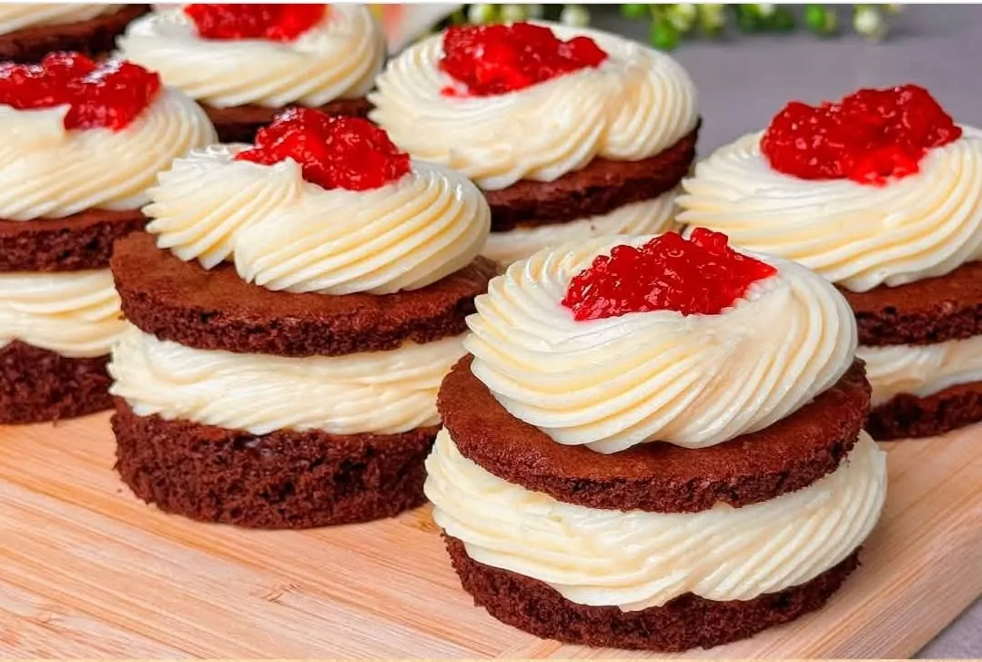 mini pasteles de chocolate con crema y mermelada