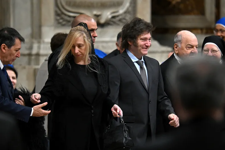 javier-milei-karina-milei-vaticano-mama-antula-11-febrero-2024