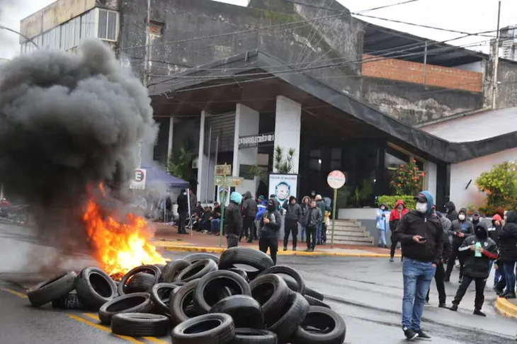 protesta-la-policia-posadas-frente-al-comando-radioelectrico