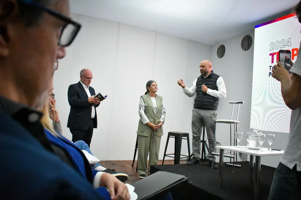 82b8b102-a93d-4d2f-8378-84c01815f18a