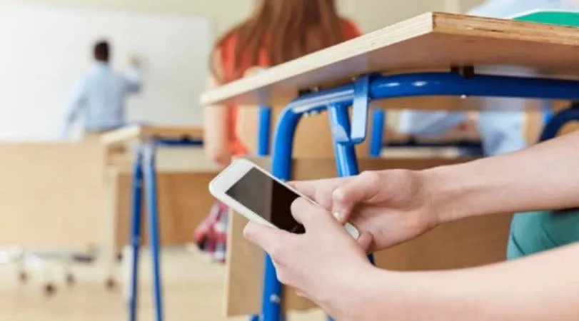 celular-en-escuela