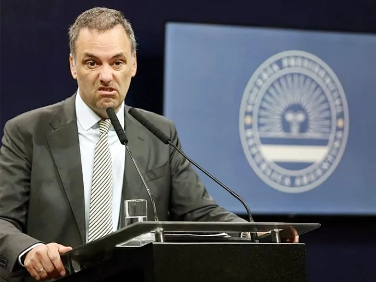 adorni-enojado-768x576