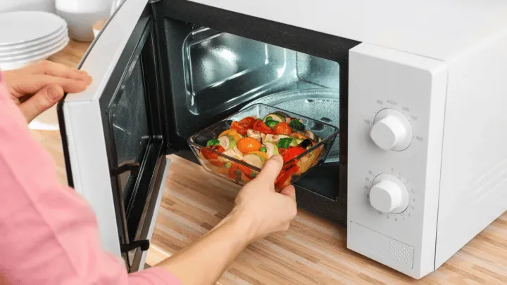 alimentos_y_productos_que_no_hay_que_meter_en_el_microondas_crop1712086945152.png_1833193316