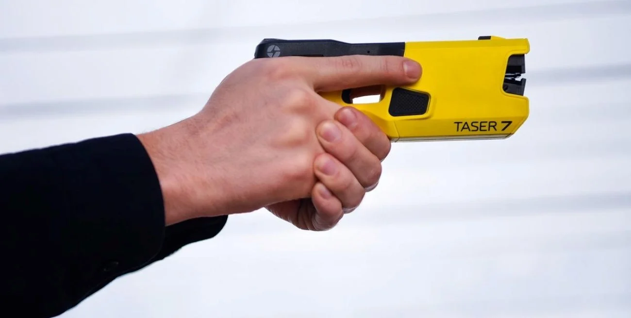 pistola taser