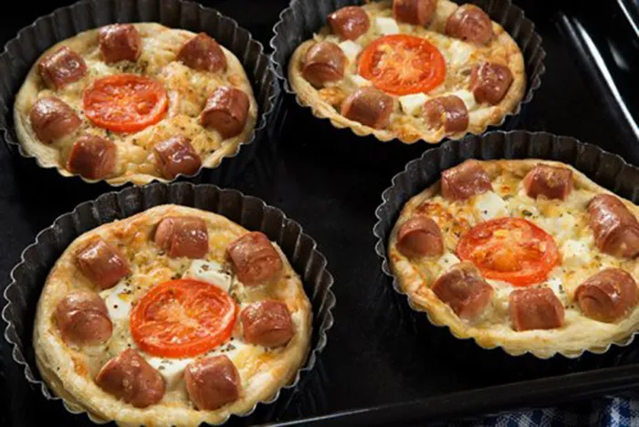 mini-pizzas-de-hojaldre-con-salchichas