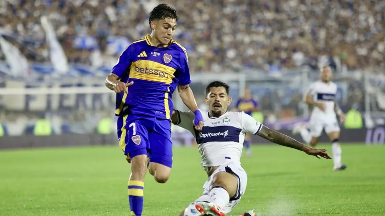 exequiel-zeballos-boca-lucha-el-balon-el-defensor-del-lobo-enzo-martinez (1)