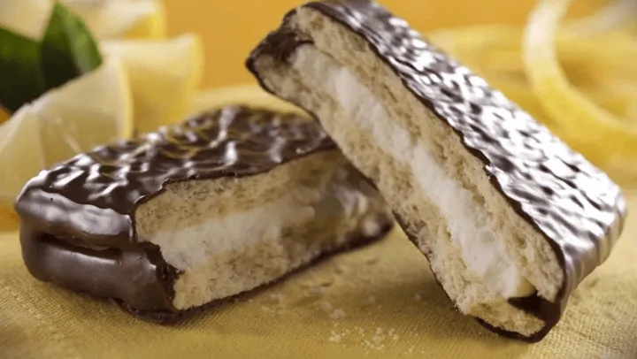 Galletitas rellenas de limón bañadas en chocolate