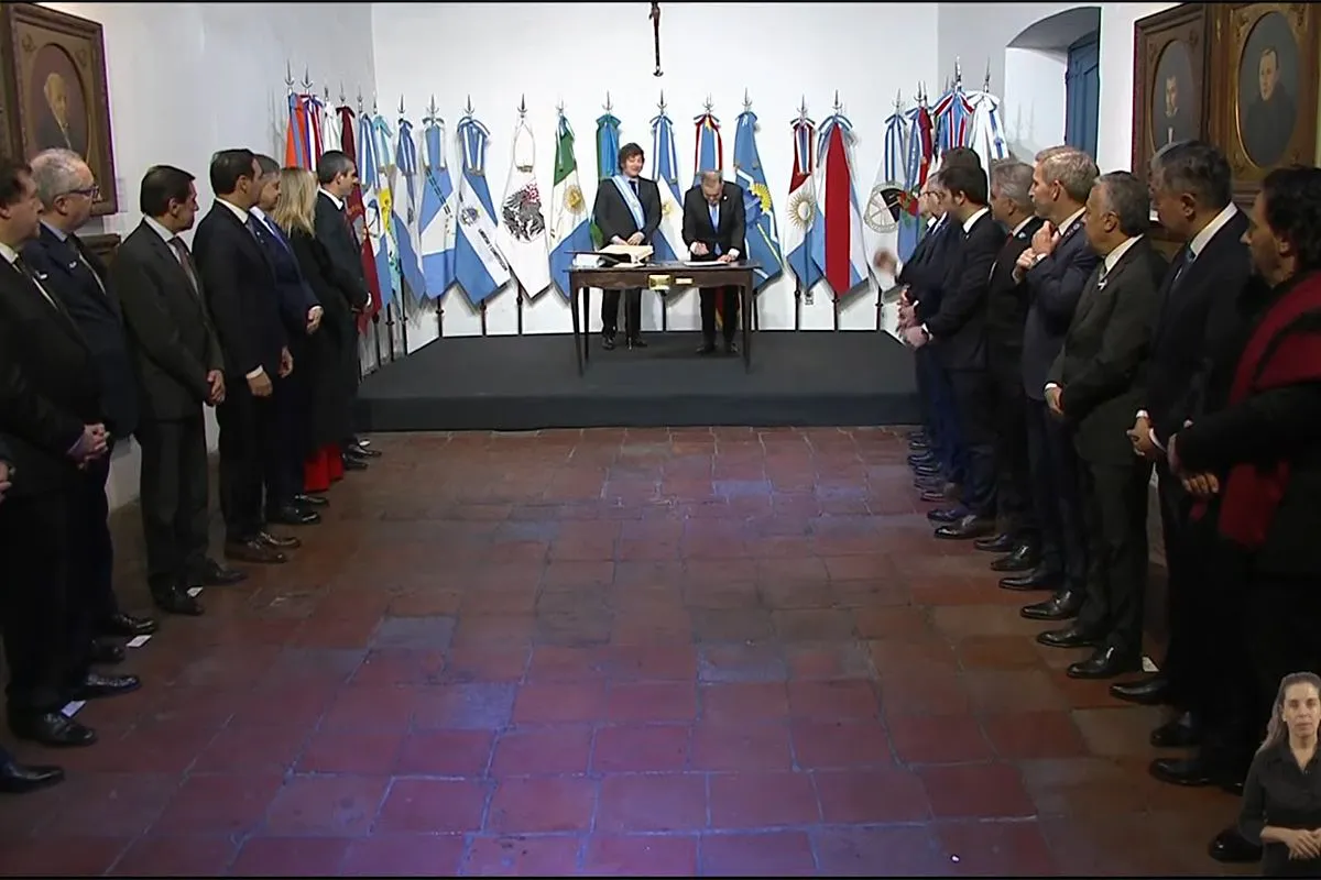 milei-en-tucuman-firma-2-captura-video