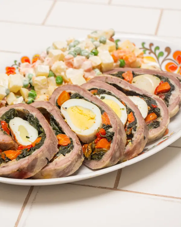Matambre relleno y ensalada rusa