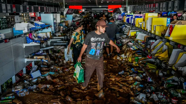 las-areas-comerciales-valencia-cubiertas-barro-el-paso-la-dana