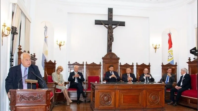 pullaro_y_la_corte.jpg_1756841869