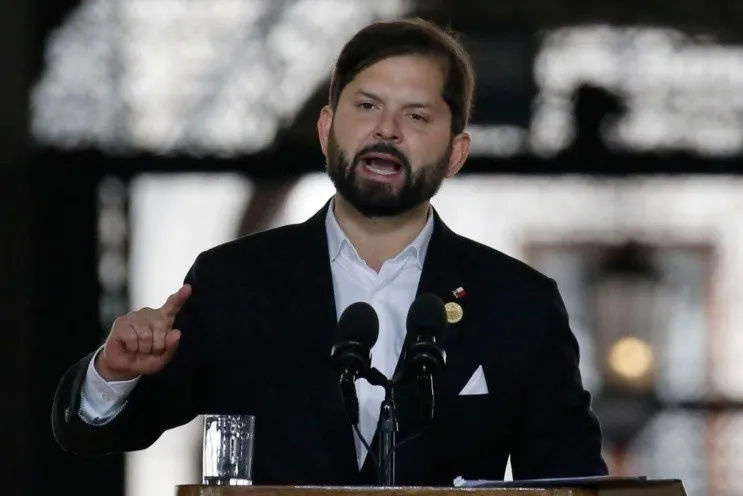 boric_homenaje_a_allende_1_crop1694454560041.jpg_140025018