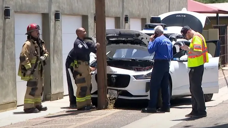 004_-_puede_fallar__robotaxi_de_waymo_choca_con_una_columna_en_san_franciscox_junio_de_2024.jpg_674994428