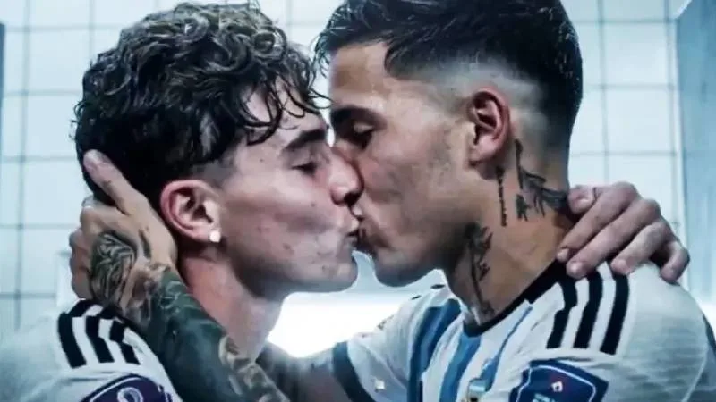 beso-julian-enzo