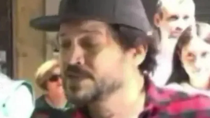 Fanatico-libertario-agredio-a-un-periodista-durante-la-votacion-del-presidente-Javier-Milei