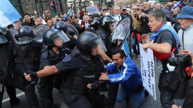 represion-jubilados-marcha-hinchasjpeg