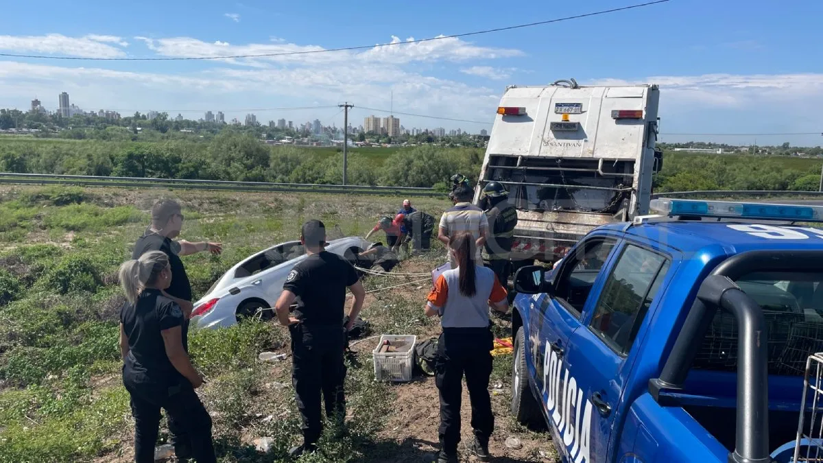 rescataron-un-auto-que-se-cayo-la-autopista-un-camion-basurajpg