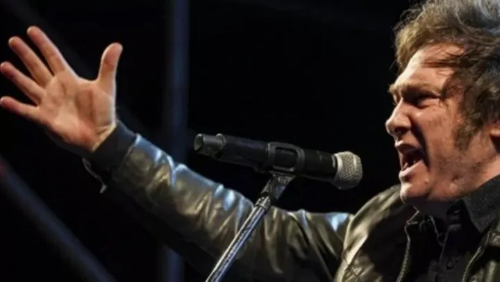 javier_milei-cantando-txlam_x1x_1_crop1716397434544.jpg_1833193316