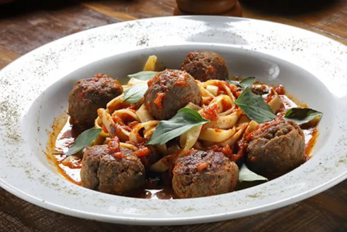 espaguetis-a-la-bolonesa-con-albondigas